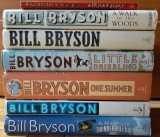 7 vol. Bill Bryson (Little Dribbling, Down Under, Walk in the Woods, African Diary, One Summer America 1927, Small Island etc.) - cartonate, engleza