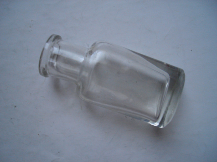 Mica sticluta veche transparenta, circa 10 ml, impecabila