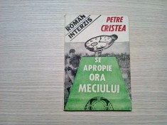 SE APROPIE ORA MECIULUI - Roman Interzis - Petre Cristea - Editura Diana, 1991, 134 p.