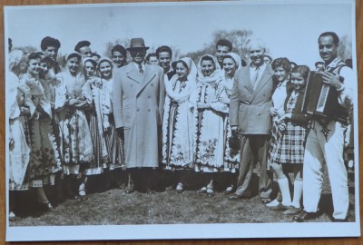 Petru Groza in Parcul Stalin din Bucuresti cu ansamblul Capitalei ,1957 foto