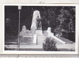 Bnk foto Caransebes - Statuia generalului Dragalina - 1966, Alb-Negru, Romania de la 1950, Cladiri