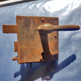 9227- Broasca poarta veche metal. Marimi cadrul 11.5/10.5 cm.