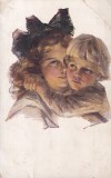Cumpara ieftin Carte poștală Copil imbratisandu-si mama, Dimensiune 14 x 9 cm, Stare Buna, Circulata 199