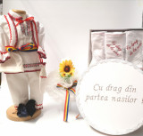 Cumpara ieftin Set Costum National pentru baieti Victoras 6: lumanare , trusou si cutie botez traditional