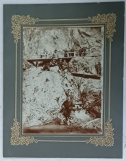 FOTOGRAFIE DE GRUP MILITARI SI CIVILI , PE STANCI , LANGA UN RAU DE MUNTE CU PODET , INCEPUTUL SEC. XX