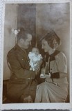 Fotografie tip Carte Postala, Militar cu sotia si copilul, 1934