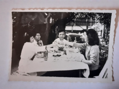 Fotografie dimensiune 6/9 cm cu grup la Blaj județul Alba &amp;icirc;n 1975 foto