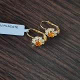 Cercei clasici in forma de floare cu cristale zirconia de culoarea chihlimbarului - placati cu aur, SaraTremo