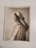 Fotografie veche femeie din Saliste Sibiu in port popular, salisteanca imbracta in port popular, cca. 1900. Fotografie nesemnata