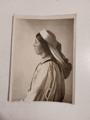 Fotografie veche femeie din Saliste Sibiu in port popular, salisteanca imbracta in port popular, cca. 1900. Fotografie nesemnata