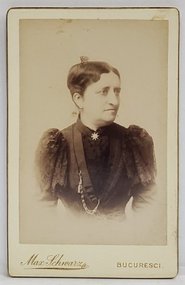 BUCURESTI , STUDIO MAX SCHWARZ , DOAMNA CU ROCHIE CU UMERII DIN VOAL NEGRU , FOTOGRAFIE C.D.V. , SFARSITUL SEC. XIX foto