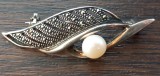 (42) BROSA DIN ARGINT CU PERLA NATURALA, VINTAGE, MARCAJ 925, MODEL SUPERB