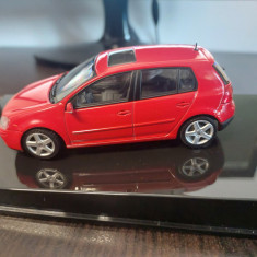 Macheta VOLKSWAGEN ( VW ) GOLF 5 2004 - Autoart, scara 1/43, noua.