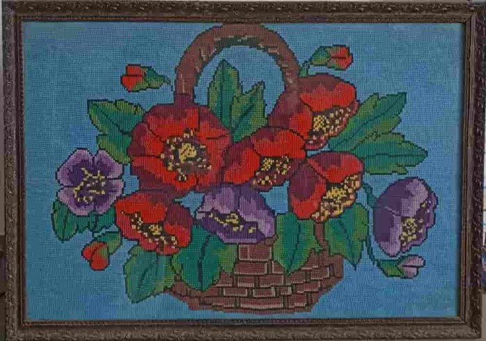 TABLOU TEXTIL CUSUT, TIP GOBLEN. COS CU FLORI-239908