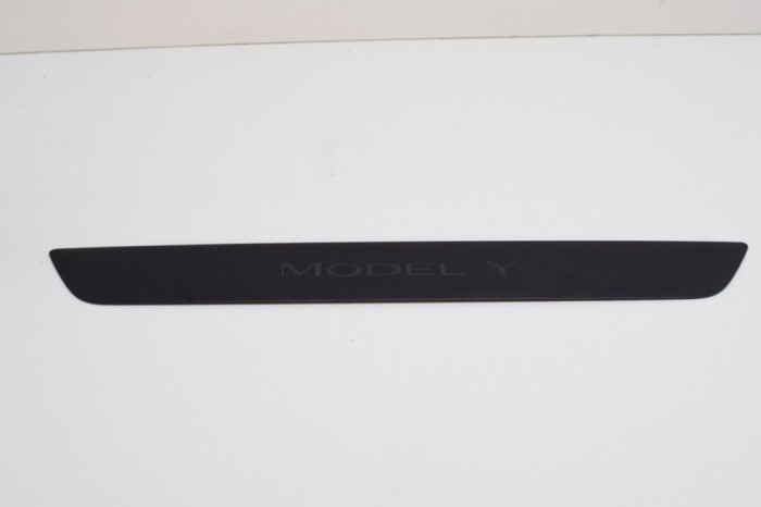Ornament prag dreapta față TESLA MODEL Y 2021 OEM: 1494301-00-A 14821455