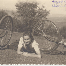 M1 A 19 - FOTO - Fotografie foarte veche - fata cu biciclete in natura - an 1943