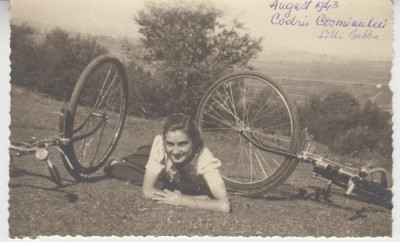 M1 A 19 - FOTO - Fotografie foarte veche - fata cu biciclete in natura - an 1943 foto