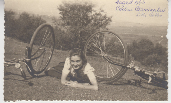 M1 A 19 - FOTO - Fotografie foarte veche - fata cu biciclete in natura - an 1943