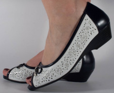 Pantofi perforati platforma alb bleumarin (cod 028451) foto
