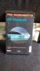 ZILE INTUNECATE - YRSA SIGURDARDOTTIR foto