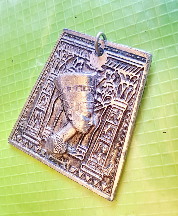 E149-Pandativ NEFERTITI Egipt vintage rombic metal argintiu. Marimi: 5/ 5 cm.