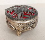 Cutiuta metalica vintage gravata cu ornamente Rococo, caseta tapitata 6,5 cm