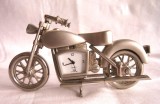 CEAS DE MASA IN MINIATURA MOTOCICLETA CHOPPER METAL ARGINTIU CU ROTI MOBILE 11 CM