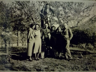 Foto In ziua de Paste la Piatra Olt, 25 apr 1938, 11x8 cm, text verso foto