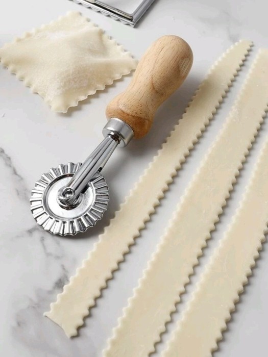 Cutit rola pentru taiat aluat 13 cm