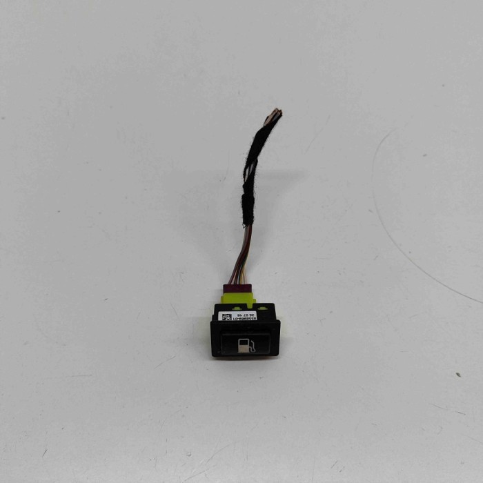 Comutator deschidere rezervor BMW 3 F30, F80 2017 OEM: 9358969 | 31798869