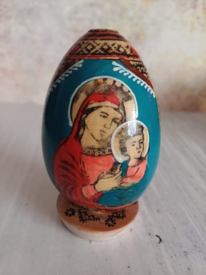 NI384 Ou din lemn pictat manual cu motive religioase, Fecioara Maria cu pruncul foto