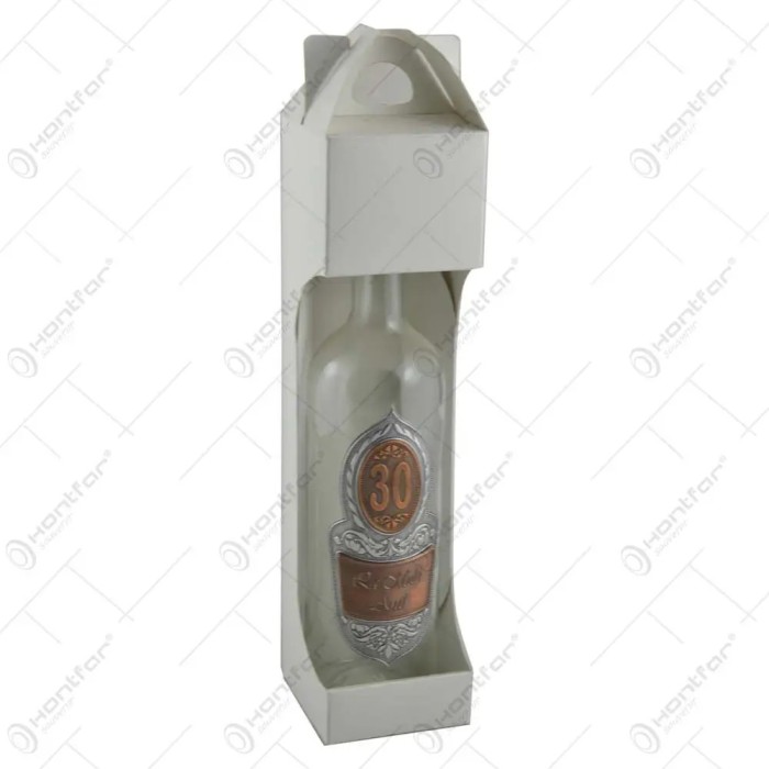 Sticla dreapta cu gat inalt is ingusta. cu decor embosat &ndash; 30 &ndash; La multi ani!