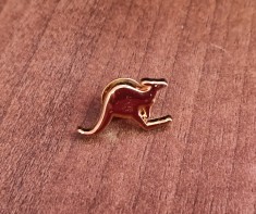 QW9 L 31 - Insigna - tematica fauna - simbol cangur