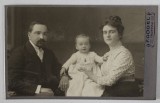 FOTOGRAFIE C.D.V. , STUDIO F. GODEL , TROPPAU , FAMILIE CU COPIL , CCA . 1900