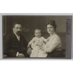 FOTOGRAFIE C.D.V. , STUDIO F. GODEL , TROPPAU , FAMILIE CU COPIL , CCA . 1900