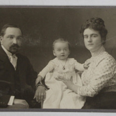 FOTOGRAFIE C.D.V. , STUDIO F. GODEL , TROPPAU , FAMILIE CU COPIL , CCA . 1900