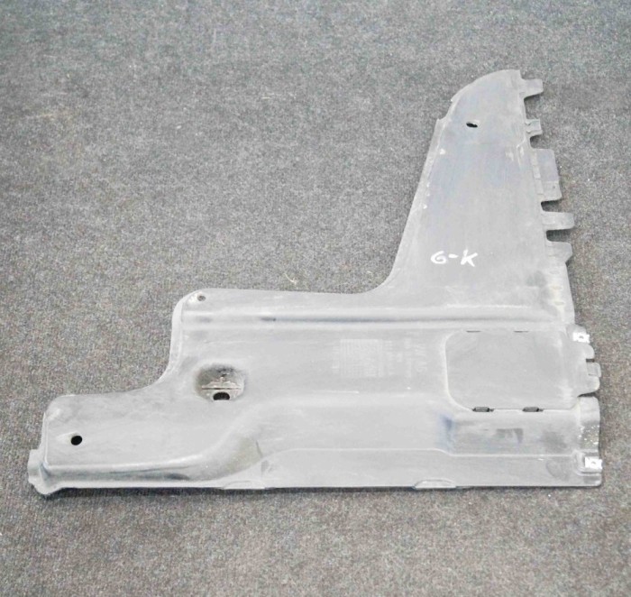 Scut motor dreapta spate VW PASSAT Variant B8 3G5 2018 OEM: 3Q0825967