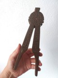 * Spargator de nuci, vechi / vintage, de lemn sculptat manual, arta etnografica taraneasca, 20cm lungime