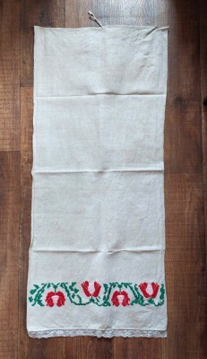 Prosop stergar vechi taranesc de canepa, brodat de mana model cu flori de trandafir, 50cm latime x 113cm lungime foto