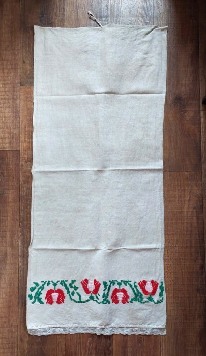 Prosop stergar vechi taranesc de canepa, brodat de mana model cu flori de trandafir, 50cm latime x 113cm lungime