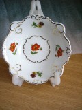 C13 11 - Bibelou colectie - din comunism - farfuriuta motive florale cu suport