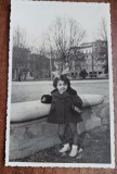 QW18 63 - Fotografie foarte veche - fetita in parc - anii 1940