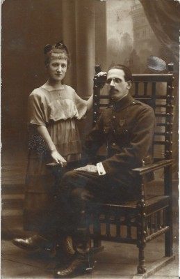 P2317N Ofițer rom&amp;acirc;n decorat cu Crucea comemorativă a războiului 1916-1918, studio Rembrandt, Iași, 1921 foto