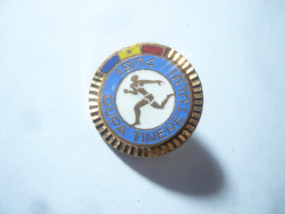 Insigna Sport Romania 1974 Cupa Tineretului , d=2cm , metal si email foto