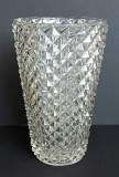 Vaza de cristal vintage cu ornamente piramidale, inaltime 15 cm