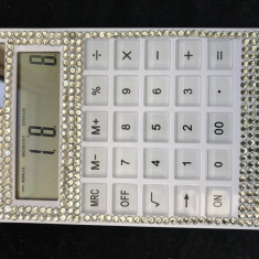 CALCULATOR ELECTRONIC / SOLAR BIROU CRISTALE ALBE FETE ADOLESCENTE FEMEI AFACERI