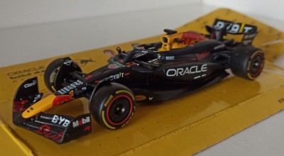 Macheta Red Bull RB20 Max Verstappen Campion Formula 1 2024 - Bburago 1/43 F1 foto