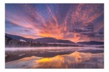 Tablou Canvas Peisaj Sunrise peste Lac cu Munte și Pădure, 39 x 26 cm, CMCLASS