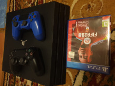 Ps4 pro+ 2 controllere+ fifa 20 foto