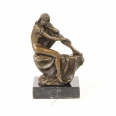 Femeie nud-statueta din bronz pe un soclu din marmura TM-23